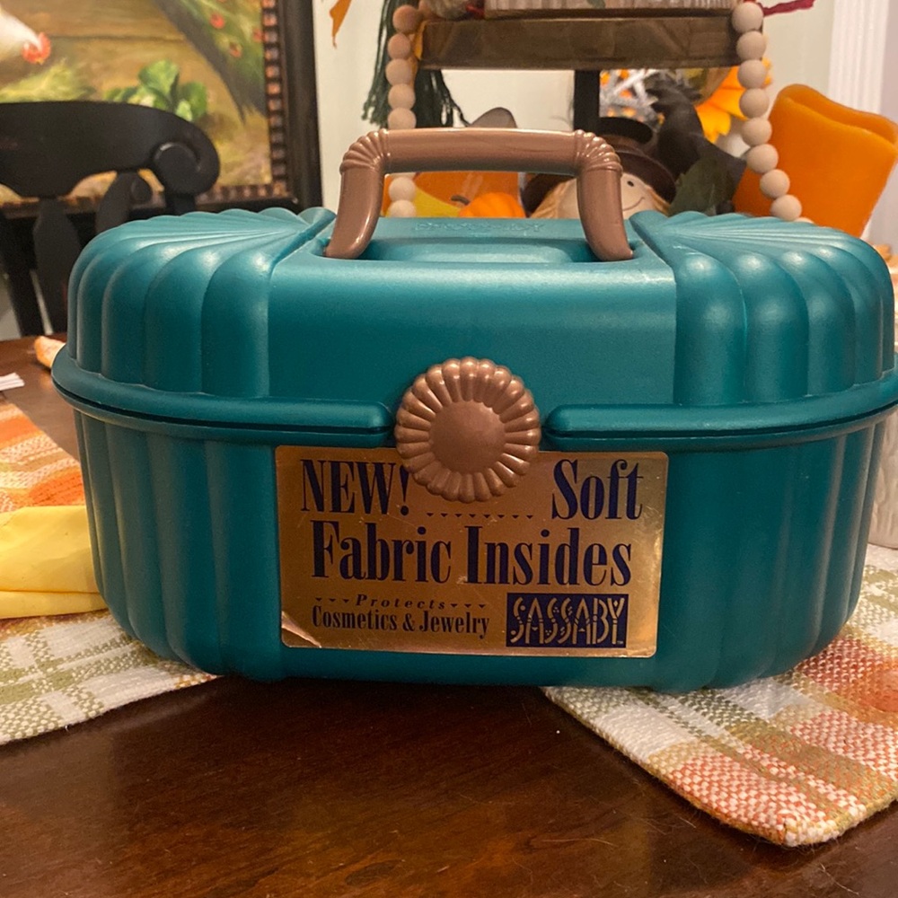 Vintage Sassaby Large Hard Shell Cosmetic and Jewelry Travel Case